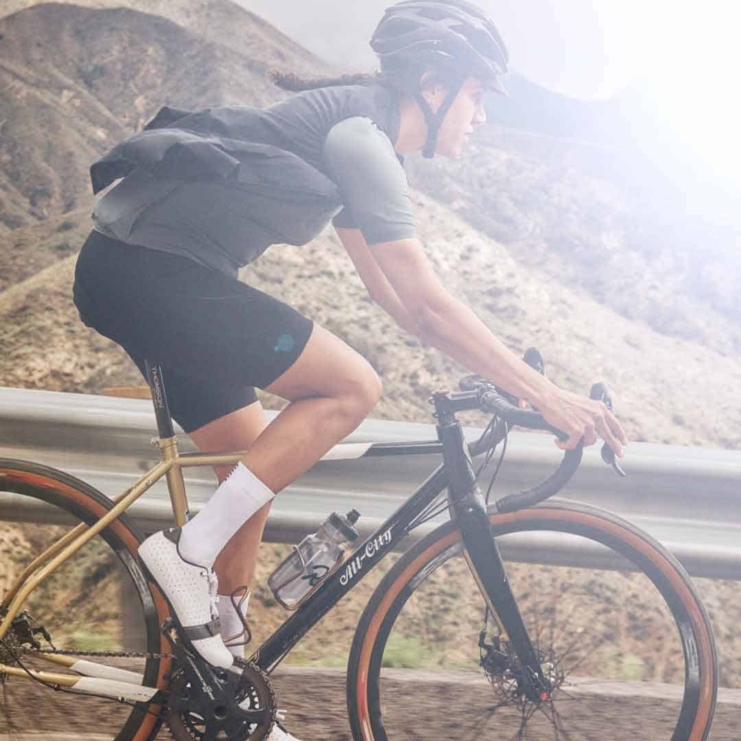 T-shirt cycling femme - Gravel Bike - Ride on all paths freely - T-shirt femme 100 % naturel pour femme de grande qualité - taille ajustée grand col rond.